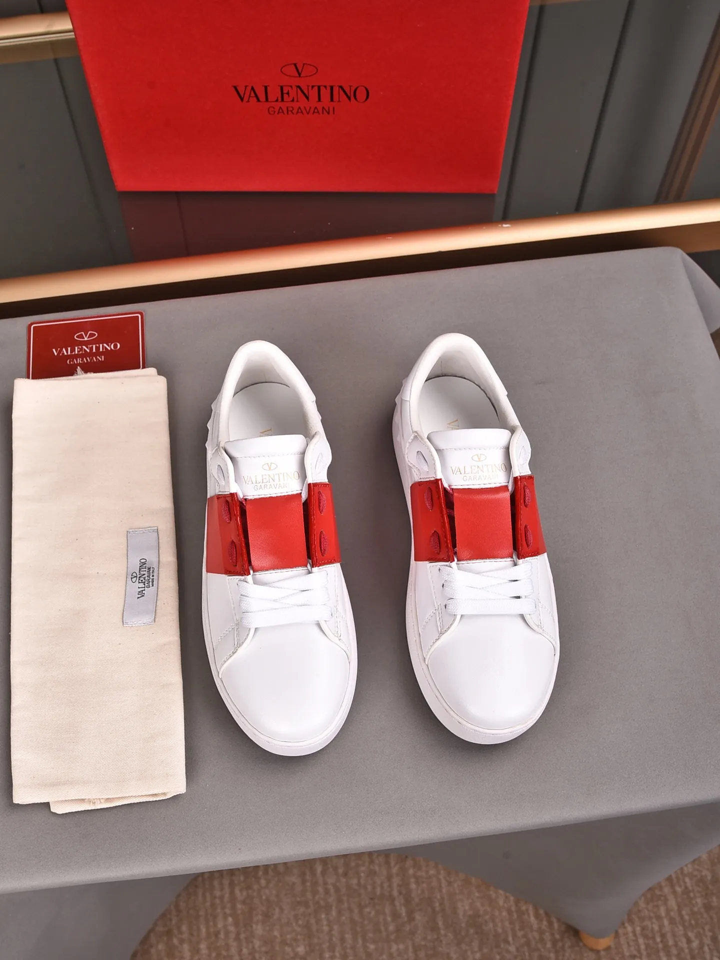 Men's shoes 440💰 (men and women couples) Valentino classic color matching series casual shoes. Made with heavy craftsmanship, good products pay attention to every detail. A must-have trendy item that can be worn all year round, it has been worn by many celebrities and Internet celebrities~~Imported cowhide surface, unique design concept, sheepskin lining, counter quality. Women’s clothing 35-40. Men’s clothing 39-44, 45-46 (returns and exchanges are not supported for custom-made items)